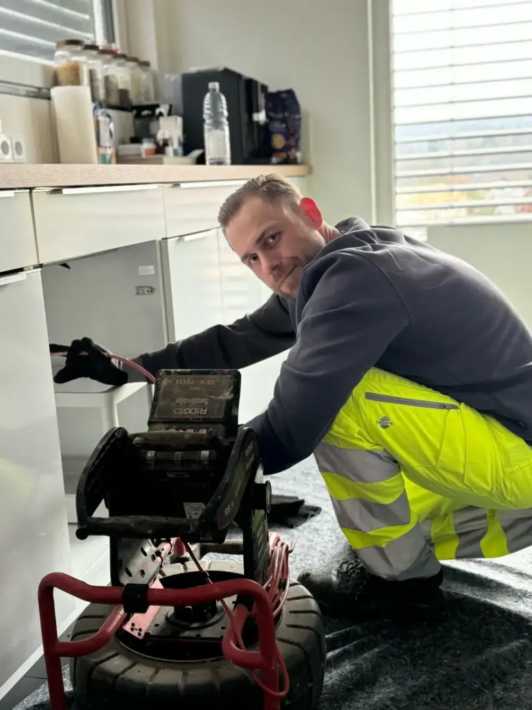 Rohrreinigung mit Kamera-Inspektion: Untersuchung des Rohrinneren zur Lokalisierung von Verstopfungen