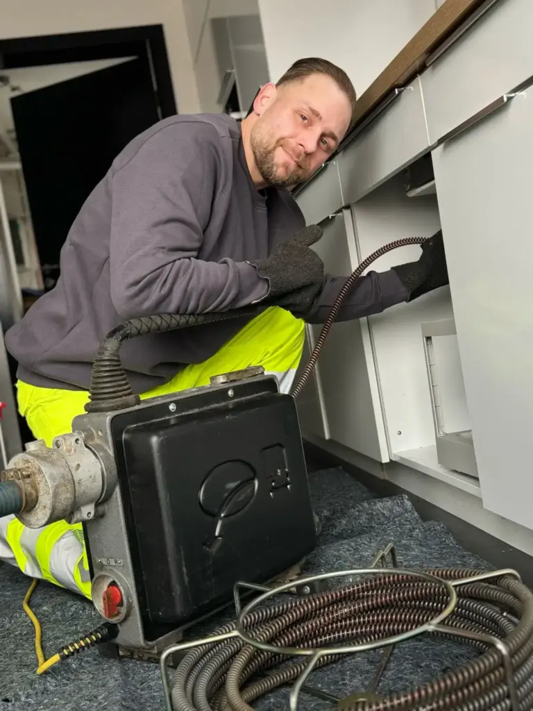 Rohrreinigung in einer Küche